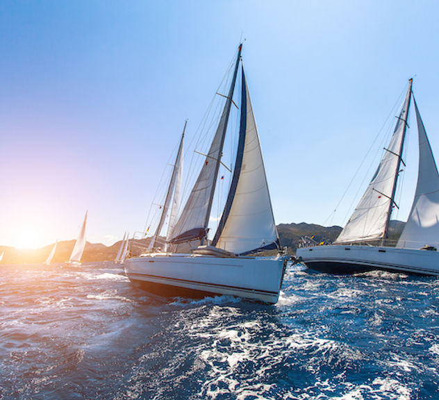 Segel-Yachten auf dem Wasser