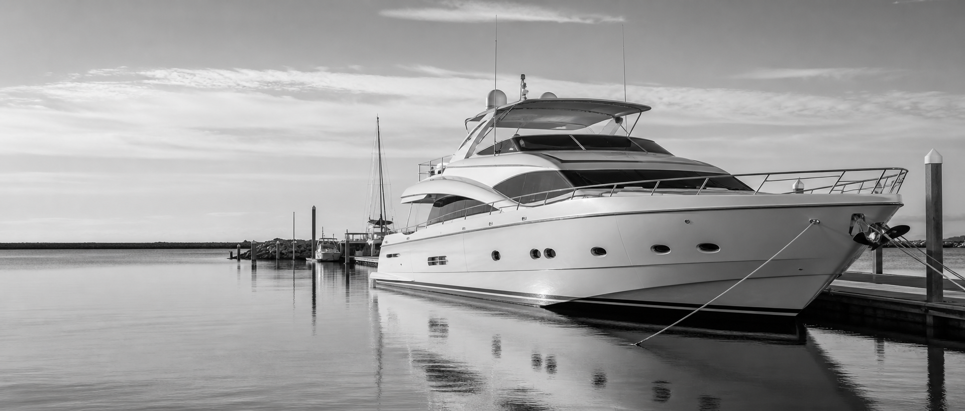 Schwarz-Weiß-Aufnahme einer Motoryacht im Hafen