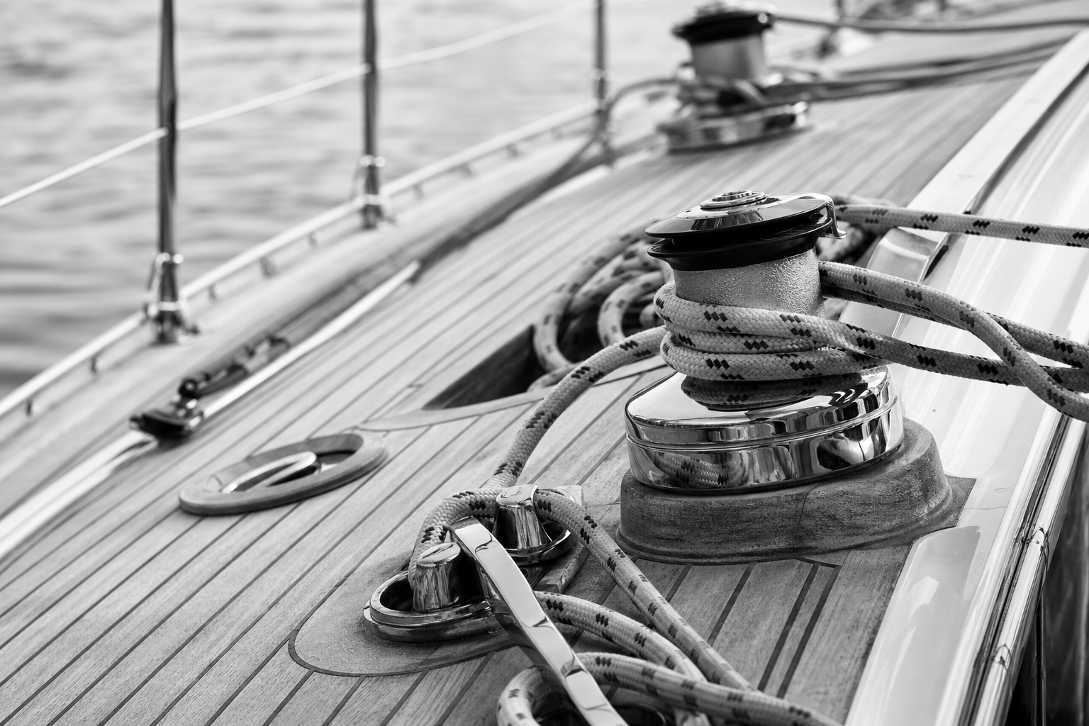 Schwarz-Weiß-Aufnahme von Leinen auf dem Deck einer Yacht